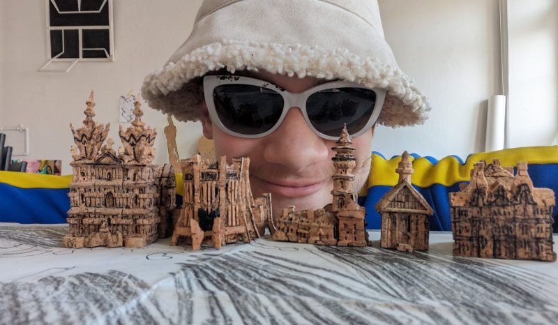 Гродно в чемодане: художник Ярослав Кирвель создал модель города из 200 винных пробок Художник Ярослав Кирвель и его «чемоданный» Гродно из винных пробок. Фото из личного архива