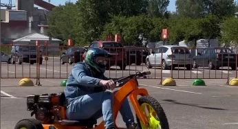 Новый экстрим в Гродно: возле торгового центра катают на дрифт-трайках