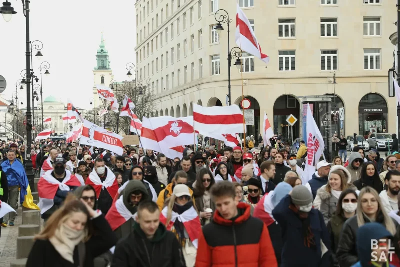 У участников празднования Дня Воли за рубежом обещают забрать имущество в Беларуси Фото иллюстративное: празднование Дня Воли в Варшаве в 2024 г. Фото: "Белсат"