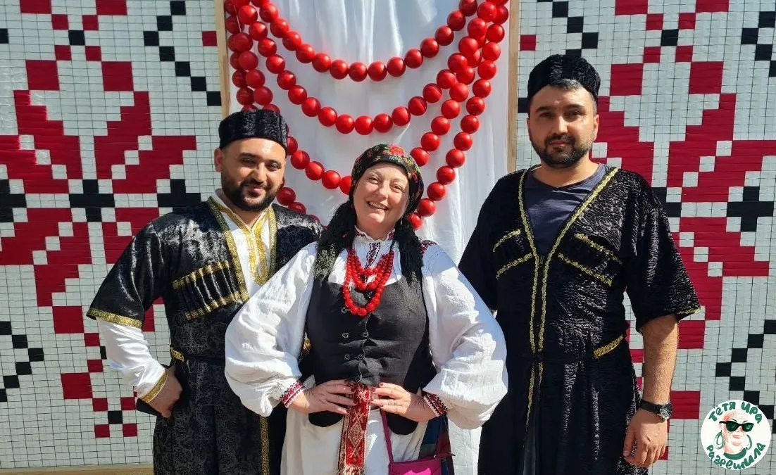 Участники Фестиваля национальных культур из Беларуси и Азербайджана на фоне украинской фотозоны. Клайпеда, 26 мая 2024