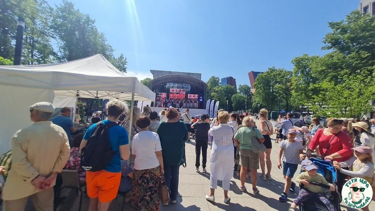 Гала-концерт фестиваля у Арки единства Литвы. По оценкам организаторов, мероприятие собрало около 7000 зрителей