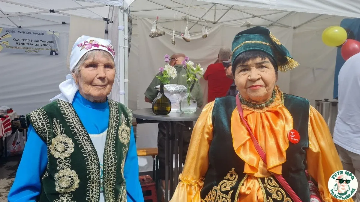 Участницы фестиваля национальных культур в национальной одежде. Фатима - справа