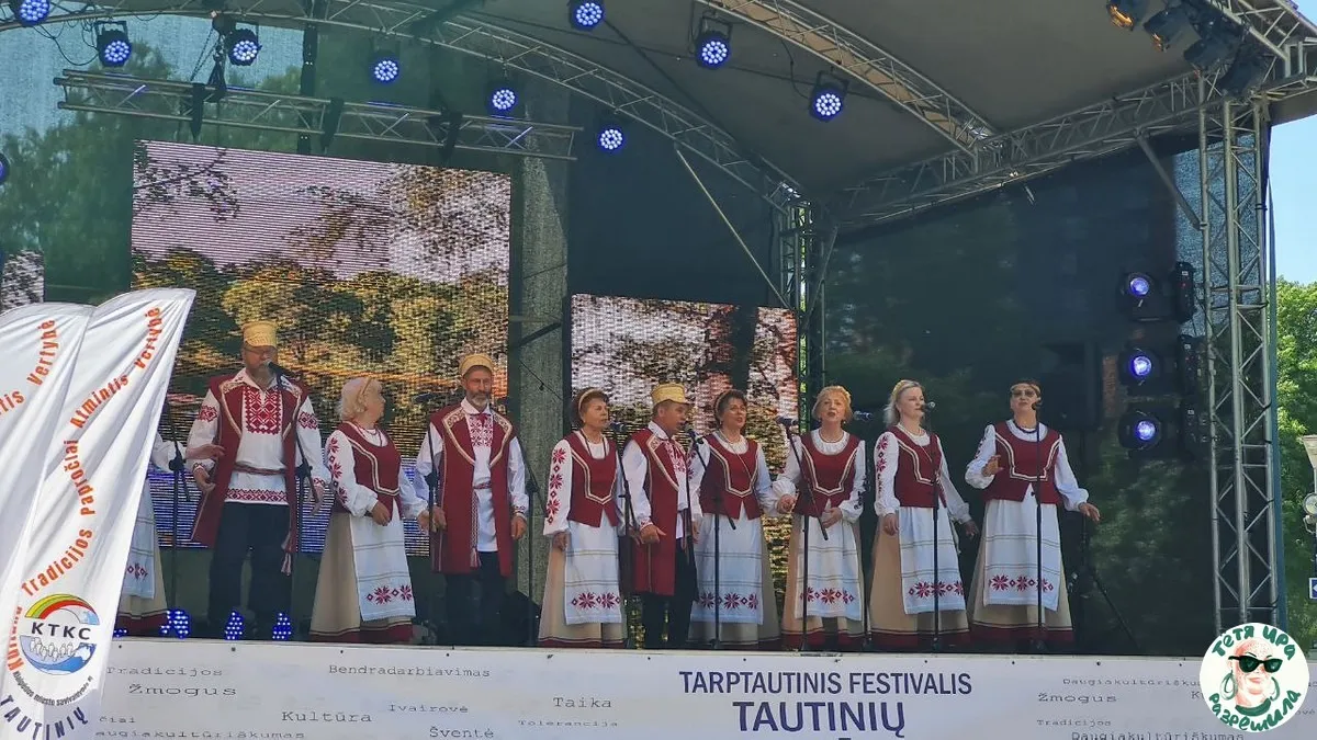 Беларусы Клайпеды поют и танцуют в ансамбле "Купалинка", а их дети в ансамбле "Верасок". Фестиваль национальных культур 2024
