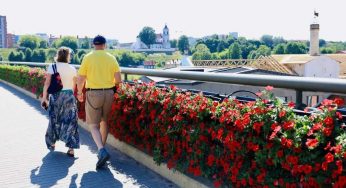 В Гродно появятся новые клумбы — высаживать цветы будут с помощью специальной машины