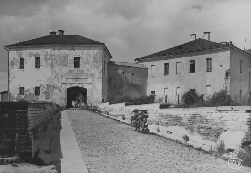 Больной выбросился из  окно, жалоба на ассенизаторов, годовщина смерти Ожешко: чем жил Гродно 100 лет назад Старый замок в Гродно в межвоенное время. Фото: Narodowe Archiwum Cyfrowe