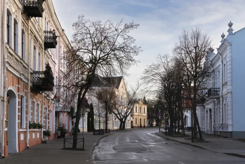 В историческом центре Гродно хотят построить новое здание. Оно восстановит утраченную застройку? Улица Замковая в Гродно - исторический центр. Фото: iStock