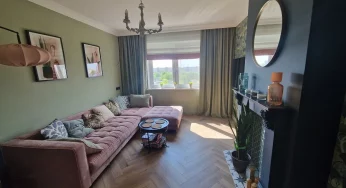 Недвижимость недели: двушка на Девятовке с имитацией камина, розовым диваном и теплым полом