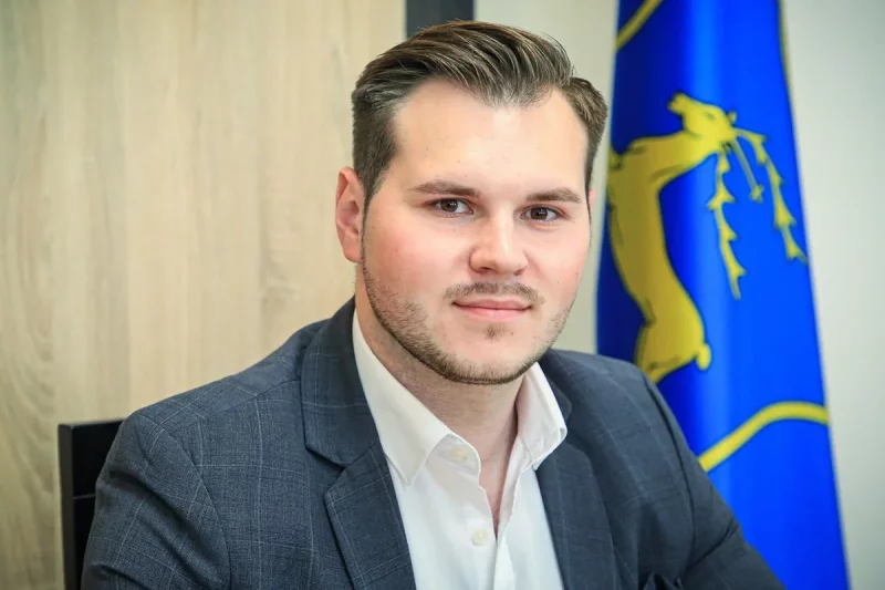 Судил КВН, закончил юрфак и участвовал в репрессиях. Чем известен Алексей Апанович, который стал главным идеологом Гродно в 26 лет Главный идеолог Гродно Алексей Апанович. Фото: instagram.com/alexey_apanovich