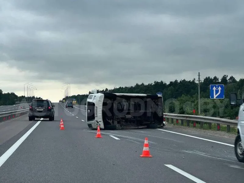 Много молодежи, порезы и ушибы. Под Щучином перевернулась маршрутка маршрутка перевернулась под Щучином