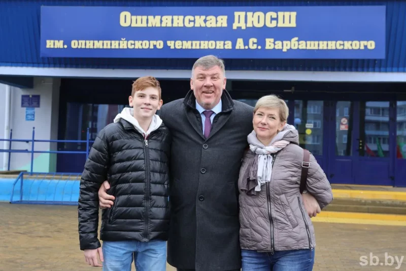 Директор фирмы “Белабеддинг” заявил, что их “кинули европейцы”. Бывшие сотрудники еще судятся с ней  Андрей Барбашинский с семьей