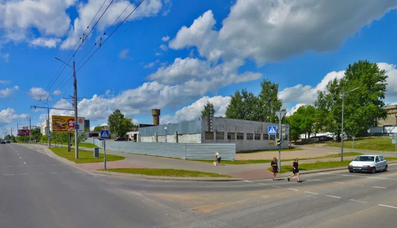 Рядом с OldCity хотели построить еще один торговый центр, но что-то пошло не так: участок снова продается Участок, на котором может появиться новый торговый центр. Скриншот Hrodna.life с сервиса Яндекс Карты