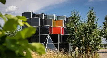 Риск не оправдал ожиданий: под Гродно продается стеклянный дом — хозяин не может его закончить