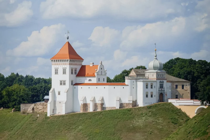 В июле Старый замок посетили более 25 тысяч туристов Гродненский Старый Замок. Фото: STRT LFA, Unsplash.com