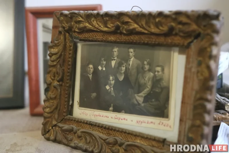 Поиск отца через базу ДНК и родословная до девятого колена. Как белорусы находят инфо о предках (бонус - гайд, с чего начать) Стары сямейны здымак гродзенцаў. Гродзенцы любяць складаць радаводы, шукаць продкаў і даследаваць сваю генеалогію. Фота ілюстрацыйнае з архіву Hrodna.life