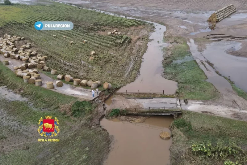 Под Гродно обвалились два моста - их смыло водой во время ливня Под Гродно обвалился мост - его смыло водой после ливня. Река Лошанка после ливней. Фото: t.me/pul4region