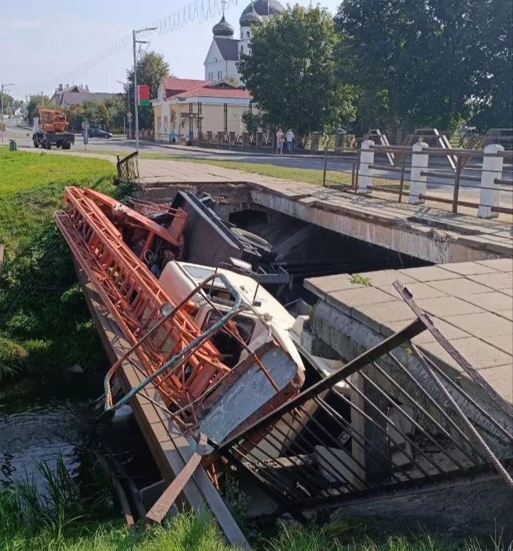 Поврежденный мост с автовышкой. Источник: канал СМОРГОНЬ NEWS