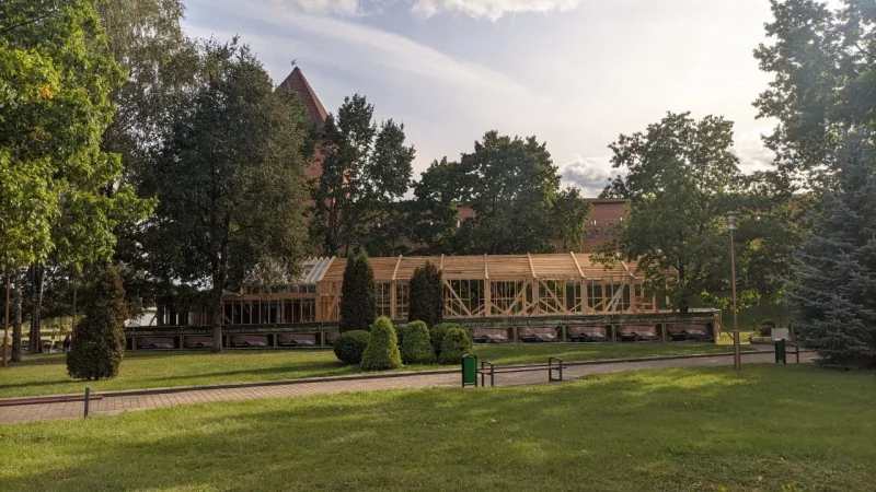 Каркас будущего ресторана около Лидского замка. Фото: s13.ru