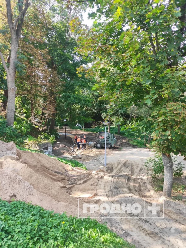 В Швейцарской долине появилась новая дорожка. Куда она ведет? Работы на дорожках Швейцарской долины. Фото: "Гродно плюс"