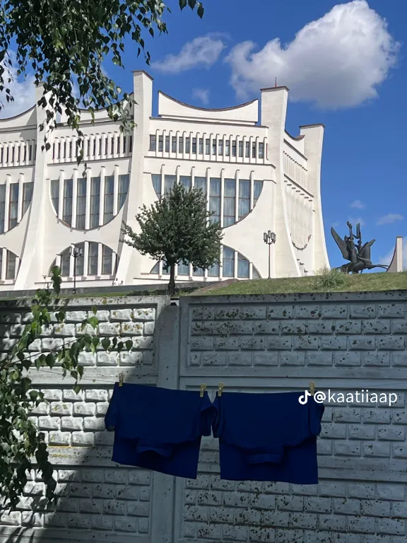 Белье у драмтеатра. Фото:   https://www.tiktok.com/t/ZMhLCVbFs/