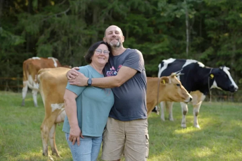 “Доила козу и плакала”. Бывшая директор “Кронон Парк Отель” о том, как прогорел ее бизнес и что помогло снова встать на ноги Сыровары Надежда и Олег Шатровы вместе с их хозяйством. Фото: Смартпресс