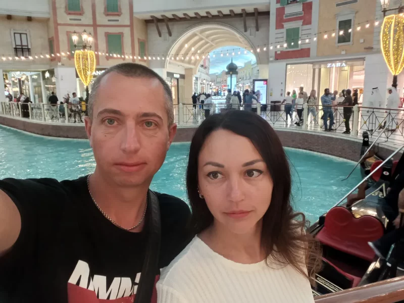 Белорусы нашли способ экономно отдохнуть в Катаре: питались быстросупами и «Роллтоном», которые взяли с собой Виталий и Татьяна из Лиды бюджетно отдохнули в Катаре. Фото из архива героев