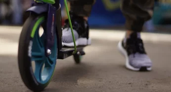 Сломал систему: парень ездил на прокатном самокате бесплатно и даже сдавал в аренду. На сколько он накатал?