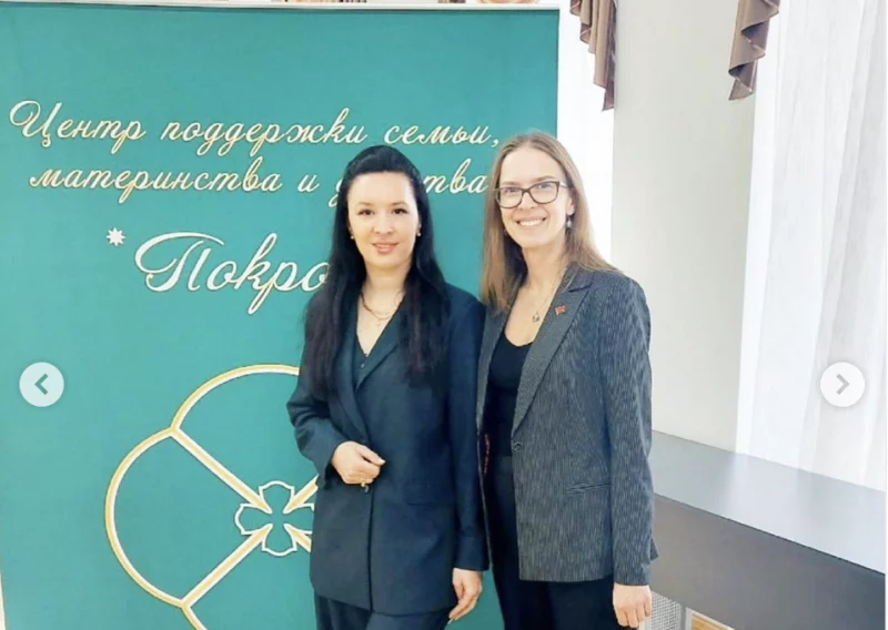 Психолог из Гродно отговаривала от абортов. Ее наградили на конкурсе   Алеся Крук (слева) на награждении конкурса "Святость рождения 2024". Скриншот Hrodna.life из Instagram поликлиники №7 г. Гродно