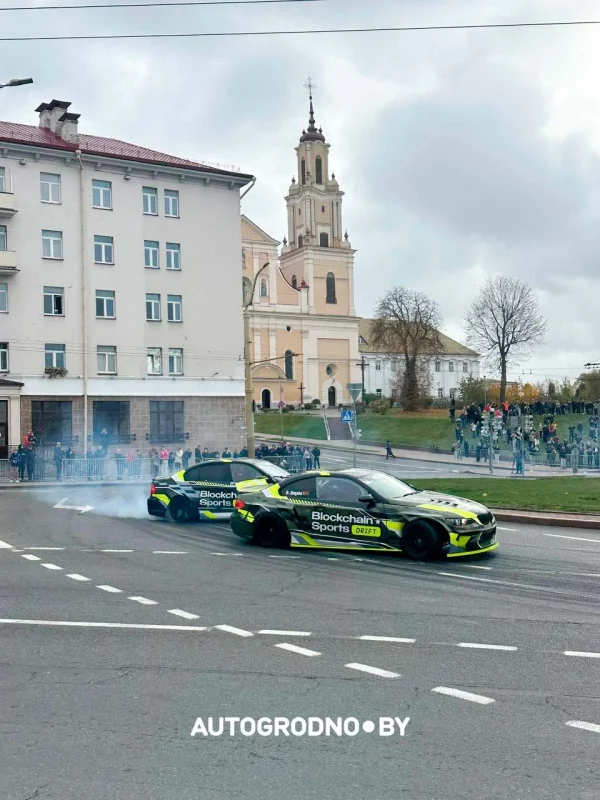 Аўтамабілі дрыфтуюць у Гродне. Фота: autogrodno.by