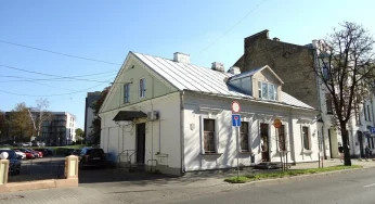 Недвижимость недели: в историческом центре продается трешка с камином