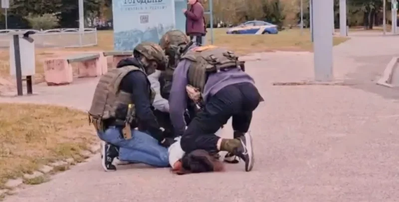 Студента из Гродно задержали за комментарии Задержание студента. Скриншот Hrodna.life