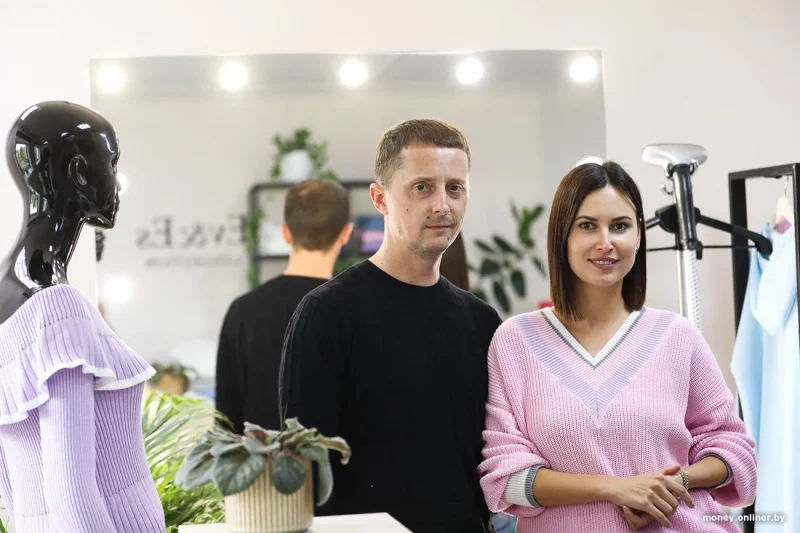 Гродненцы Евгения и Денис в шоуруме Ev&Es. Фото: Onliner.by