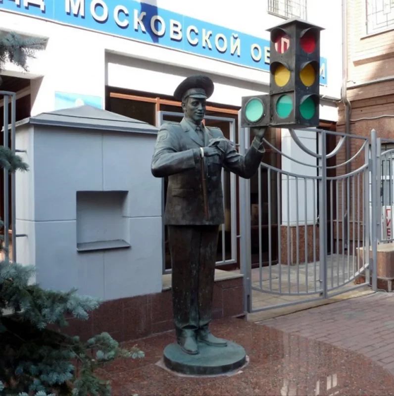 Памятник Дяде Степе в Москве.