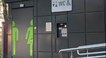 «Оплата проходит — дверь заперта». Как работают новые модульные туалеты в Гродно