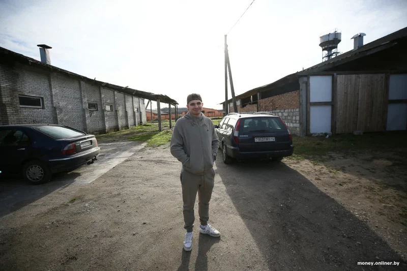 “Первую прибыль потратил на станок”. Гродненец в школе вытачивал биты, а к 27 годам открыл свое производство мебели Роман Нагула рядом со своим мебельным производством столов из слэба в Лиде. Фото: Onliner.by