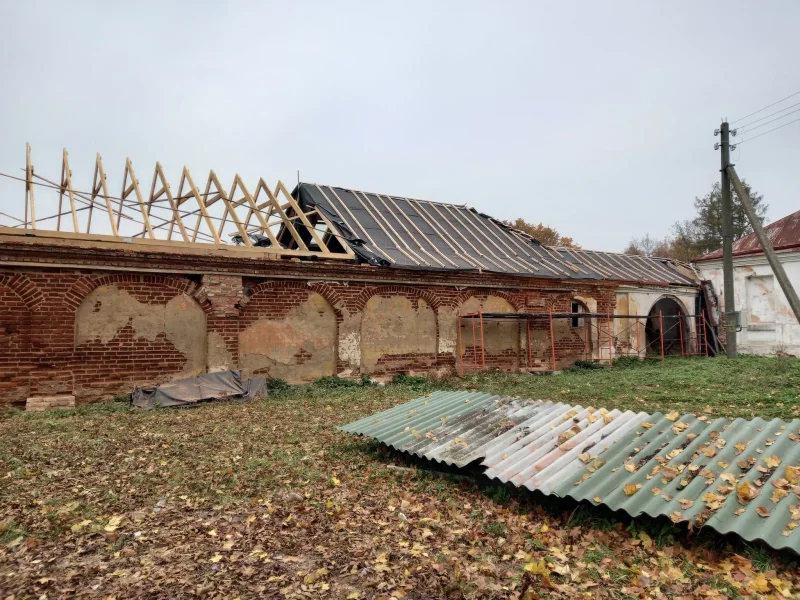 В Щорсах начали восстанавливать усадьбу Хрептовичей. Сейчас занимаются крышей хозпостроек Реставрация крыши хозпостройки в усадьбе Хрептовичей в Щорсах. Фото: Дмитрий Юркевич