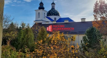 Недвижимость недели: на Замковой продают уютную микрооднушку с видом на Свято-Богородичный монастырь
