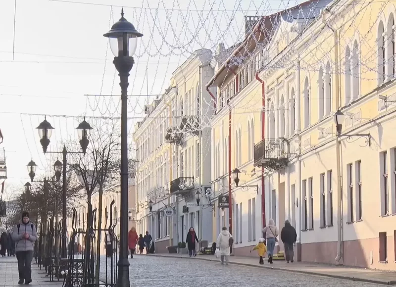 Всю Советскую затянули "звездным небом". Скриншот Hrodna.life репортажа "Гродно Плюс"