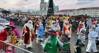 В Гродно прошел парад Дедов Морозов и Снегурочек