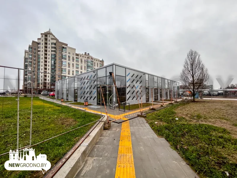 У мини-рынка «Девятовка» построили кафе с террасами. Сравните проект и результат Кафе около мини-рынка "Девятовка". Фото: newgrodno.by