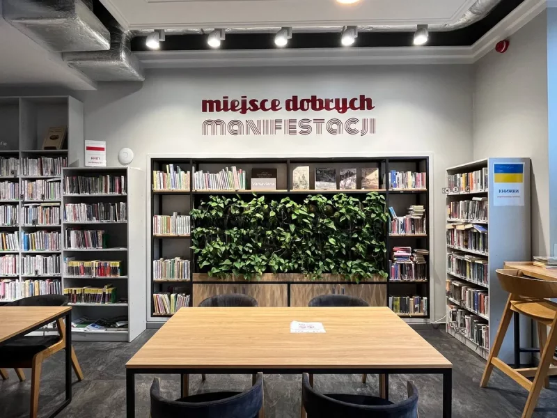 Эмигрантка создала белорусские полки в варшавских библиотеках и попала в Vogue Интерьер публичной варшавской библиотеки на улице Marszałkowska 55/73