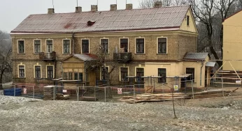 В центре Гродно начали ремонтировать 126-летнее здание — оно стоит на улице всего с двумя домами