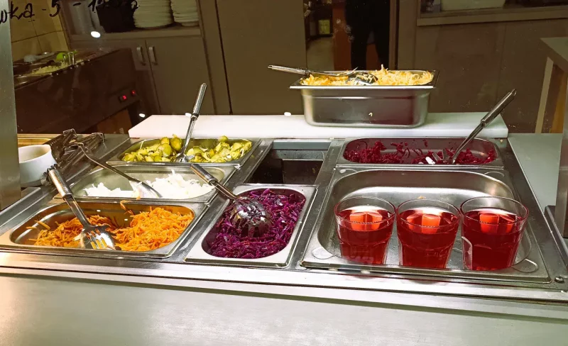 «Здесь не надо выносить продукты, хорошо платят». Повар работал в белорусских столовых, а потом устроился в польский «млечный бар» Млечный бар в Польше - дешевая и вкусная столовая