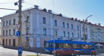 400-летний дворец — «Баториевку» — напротив Фарного костела выставят на продажу