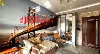 Недвижимость недели: в центре Гродно продают квартиру с мостом из Сан-Франциско во всю стену