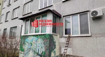 Недвижимость недели: на Фолюше продают квартиру с расписным балконом и окнами в парк