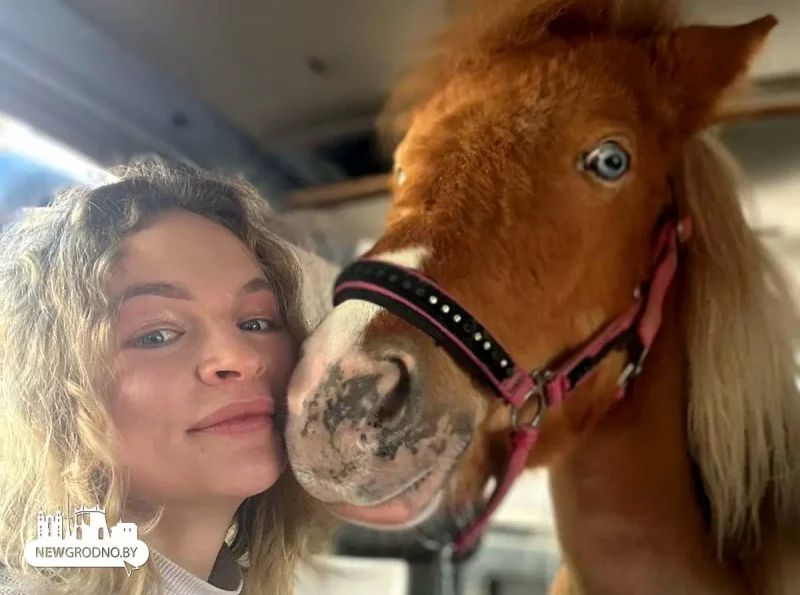 Гродненке на 8 марта подарили пони — это была ее давняя мечта 