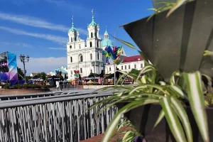 В Беларуси разрабатывают аналог Booking и Airbnb: обещают запустить еще этим летом Фарный костел на Советской площади в Гродно. Фото из архива Hrodna.life