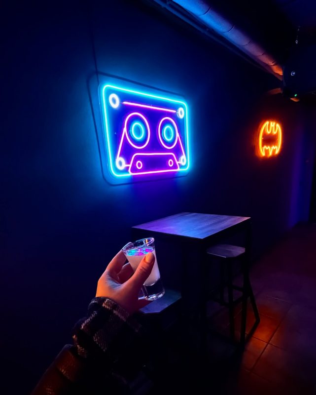 В Гродно открылся “портал в 90-е” - рюмочная DEHDИ. Владельцы отсылают к русским фильмам Рюмочная DEHDИ. Фото: instagram.com/dendy_grodno/