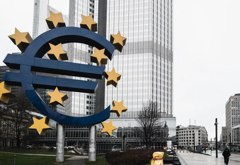 Символ евро у здания штаб-квартиры Европейского центрального банка во Франкфурте-на-Майне.