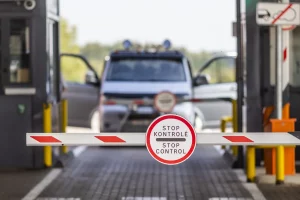 Контрабандисты не успели запрыгнуть в поезд и потеряли 50 тыс. евро Контрабандисты не успели запрыгнуть в поезд и потеряли 50 тыс. евро